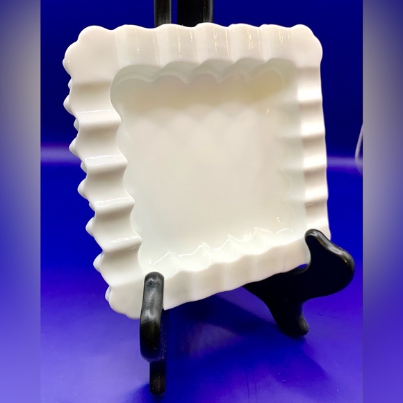 Fenton Hobnail Milk Glass Ashtray/Dish w/ Scalloped Rim - Vintage - Picture 9 of 10